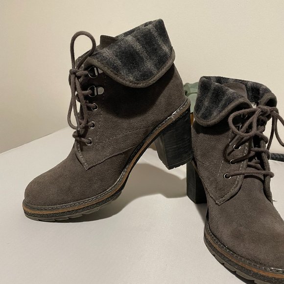 White Mountian Ankle Boots 6M Charcoal Suede Block Heel Lace Up Fold Over - Picture 1 of 13